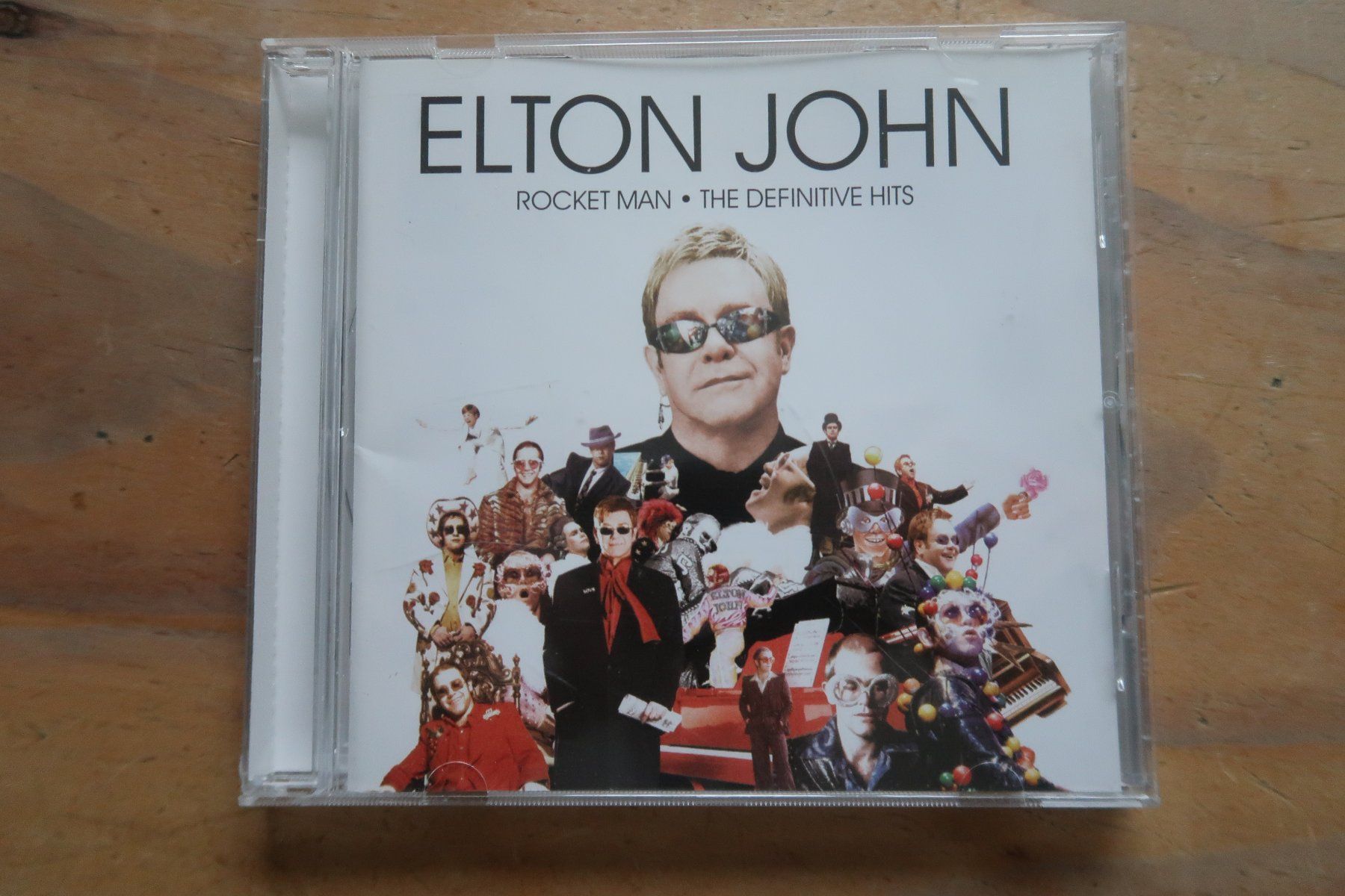 CD: ELTON JOHN - ROCKET MAN - THE DEFINITIVE HITS - CD – Usato da Basel venduto da Patiscat