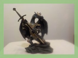 Drachenfigur mit Schwert Fantasy Dekoration Figur