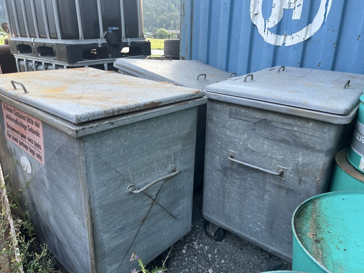 Eléments de bureau: Abfallcontainer Stahl verzinkt mit Deckel und Rollen 600lt – D'occasion à Meiringen par otth88 3