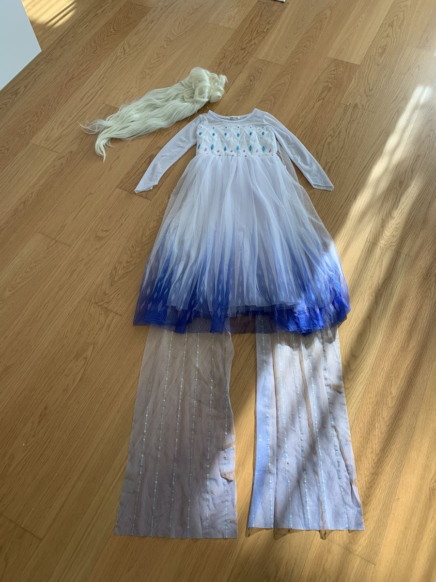 Costumi: Kinderkleid Elsa Kostüm mit Perücke Grösse 128 – Usato da Niederhasli venduto da Mfallegger 1