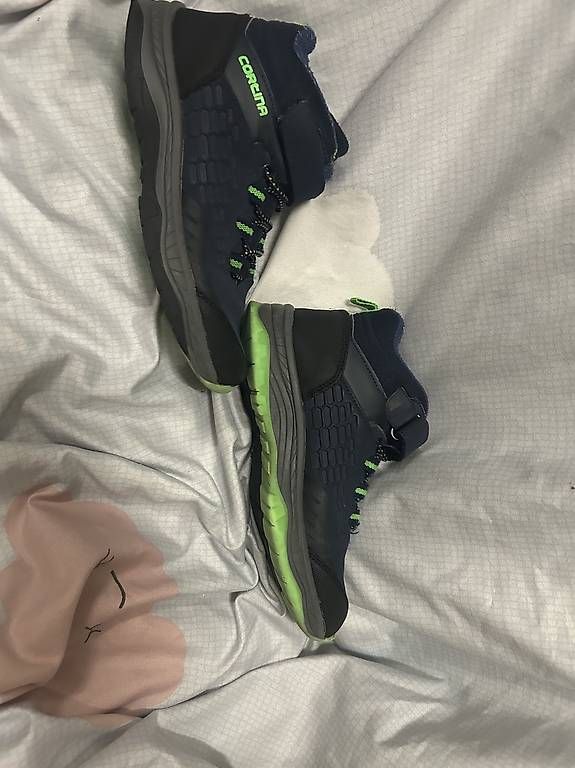 Scarpe per ragazzi: Scarponcini da trekking nr 32 – Usato da Balerna venduto da Mara.B. 1