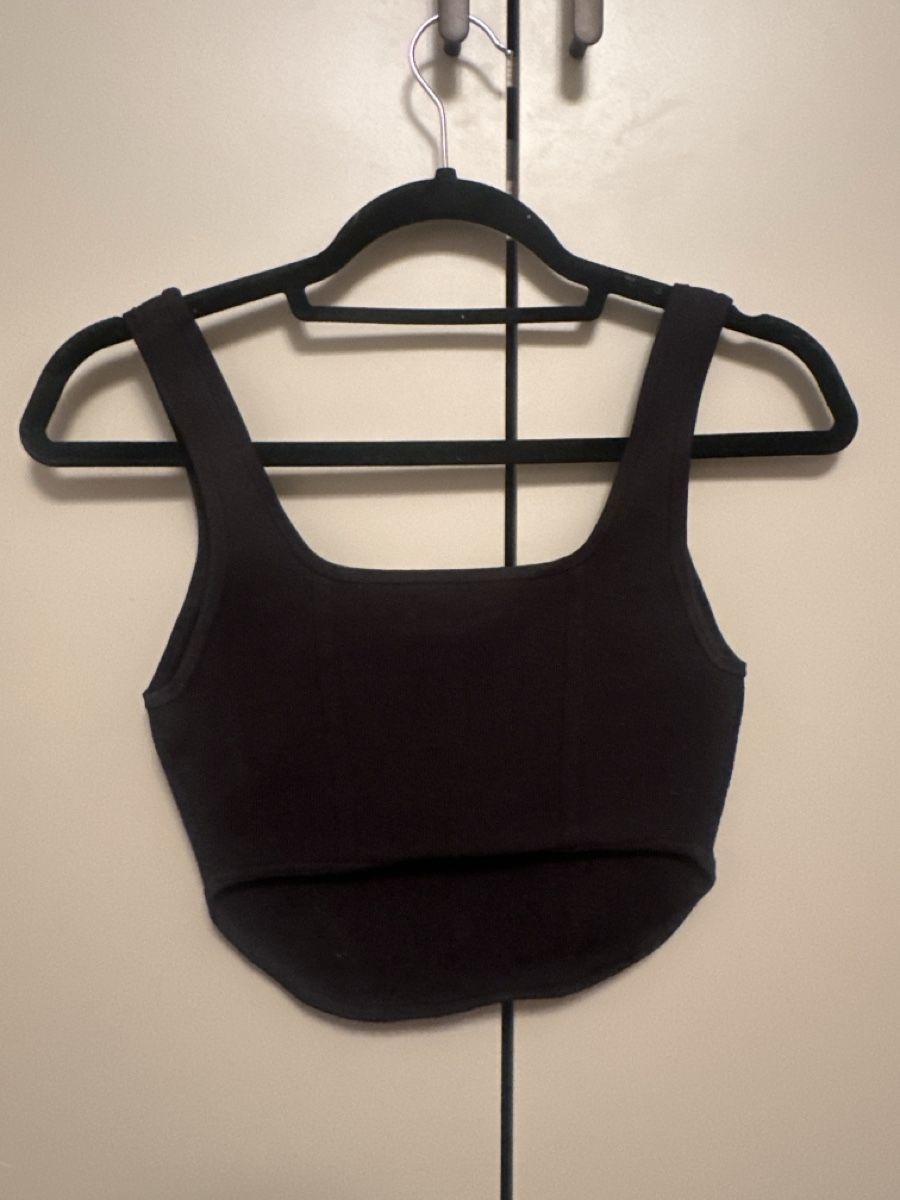 Aritzia Top: Aritzia top – Nuovo (secondo la descrizione) da Binningen venduto da mar_nz5s 1