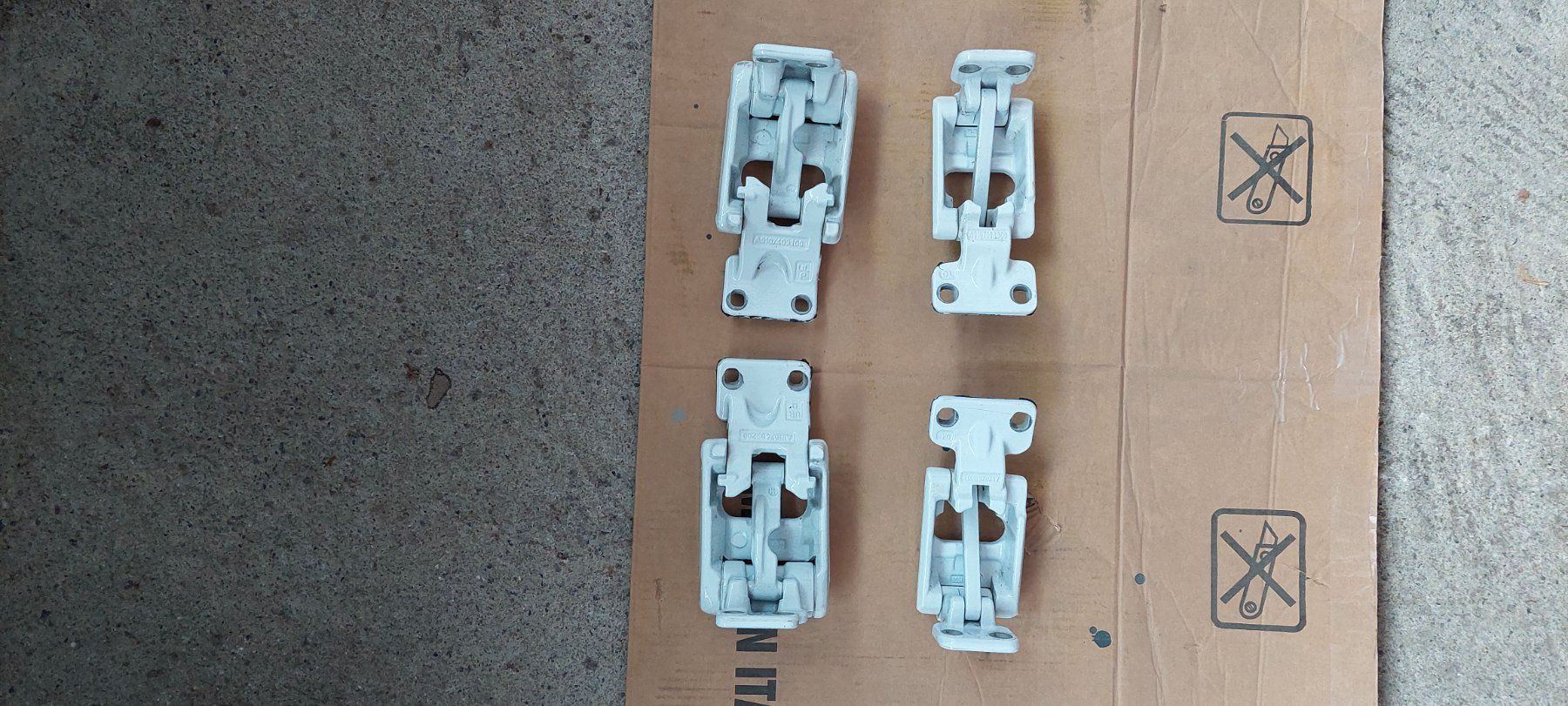 Ferramenta: Scharniere Mercedes Sprinter 907 – Usato da Hasliberg Wasserw venduto da esus 3