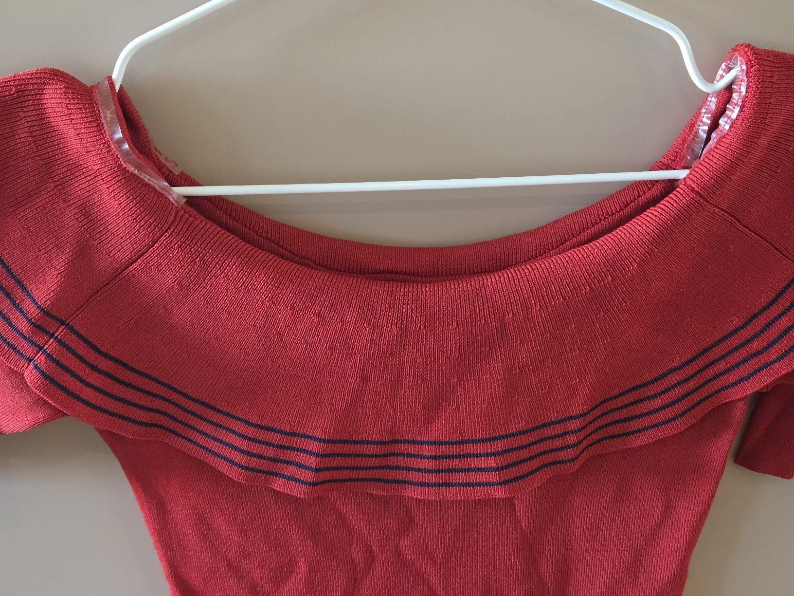 T-Shirts: Rotes Carmen-Shirt Gr. S, Offshoulder Look – Gebraucht aus Emmen von GrabandGo 2