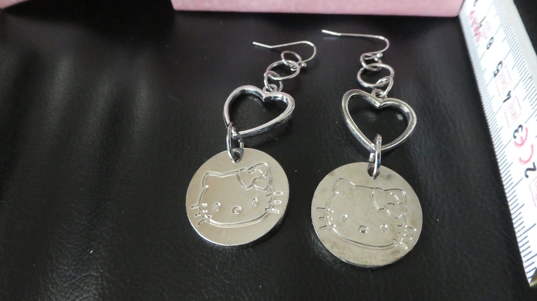 Orecchini pendenti & Orecchini a lobo: Hello Kitty Ohrringe mit Herz Anhänger – Usato da Diessenhofen venduto da Hundeseele