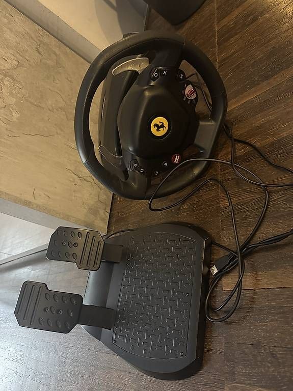 Thrustmaster Manettes: Thrustmaster Ferrari Gaming Lenkrad mit Pedalen – D'occasion à Oberglatt ZH par lia_2jy2