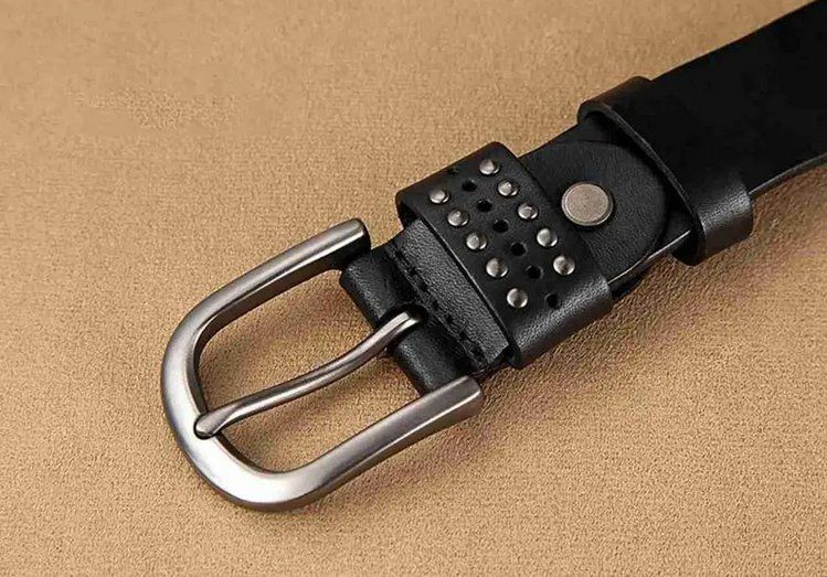 Cinture: Schwarz PU Ledergürtel mit Nietenau – Nuovo e nell'imballaggio originale da Lausanne venduto da FASHION-WORLD-SHOP 4