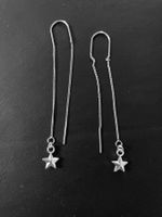 Longues boucles argentées avec étoiles