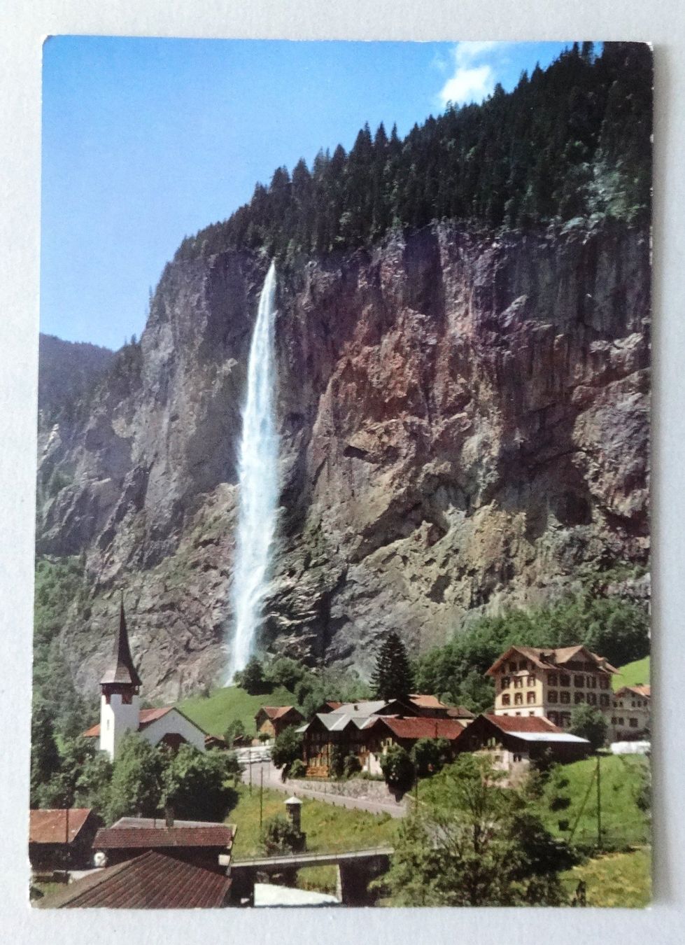 Cartoline postali: Lauterbrunnen, Staubbachfall und Kirche – Usato da Fétigny venduto da Billy2miny