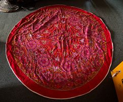 Rundes Tischtuch, 70er Jahre, rot Grösse ca 150cm