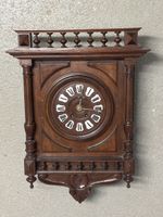 Ancienne horloge murale en bois sculpté