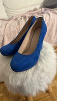 Blaue Keilabsatz Schuhe, ideal für den Frühlingslook!