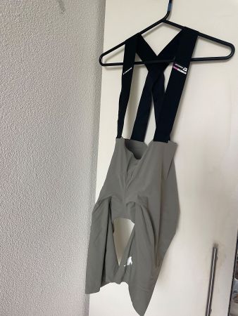 New Women's Assos Dyora S11 Bib shorts in light green/grey