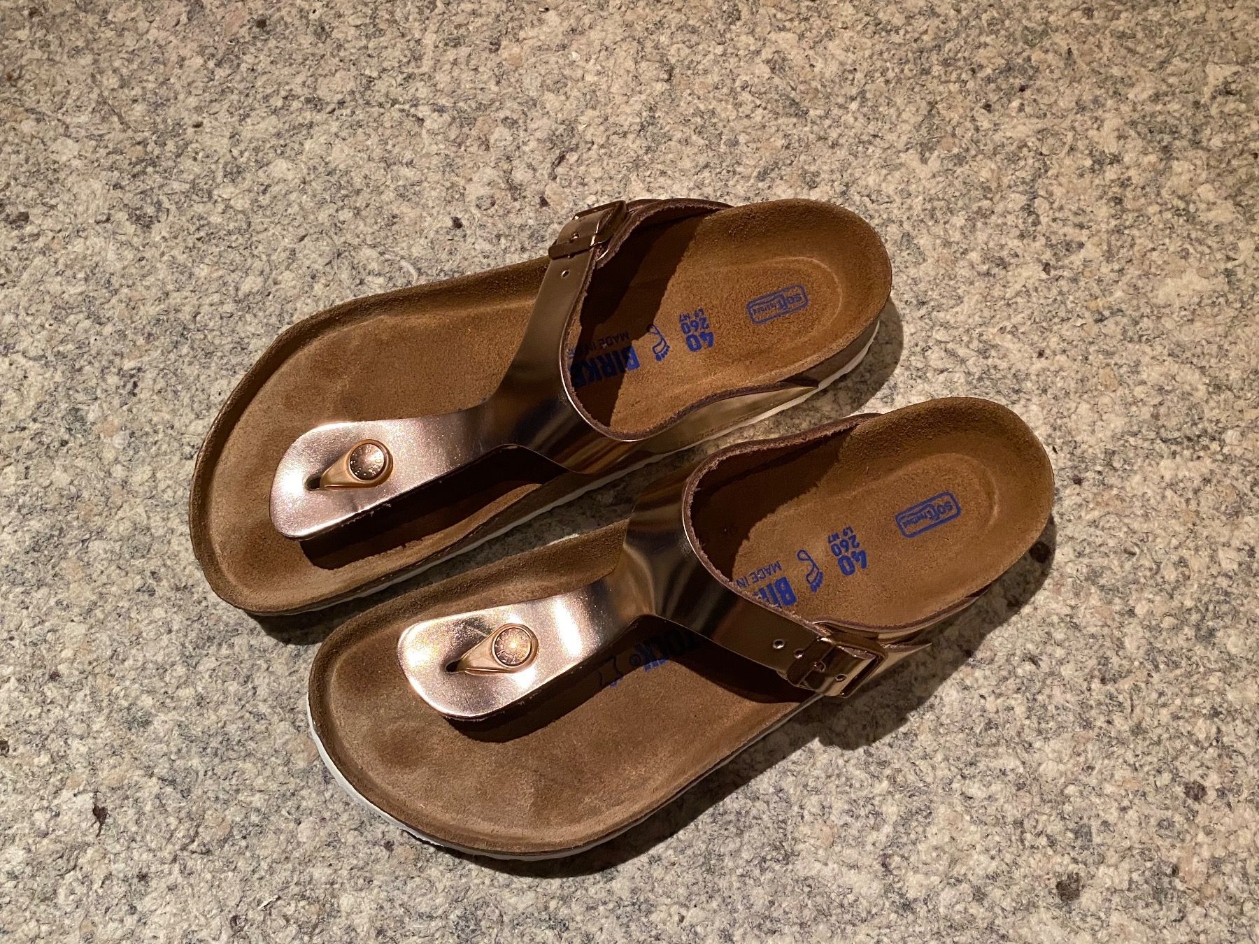 Birkenstock Chaussures femmes: Birkenstock Gizeh Copper mit Weichfussbett, Gr. 40 – D'occasion à Wattwil par edel88