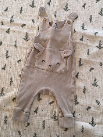 Strampler Latzhose 50