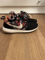 Nike Turnschuh mit Blumenmuster Grösse 36