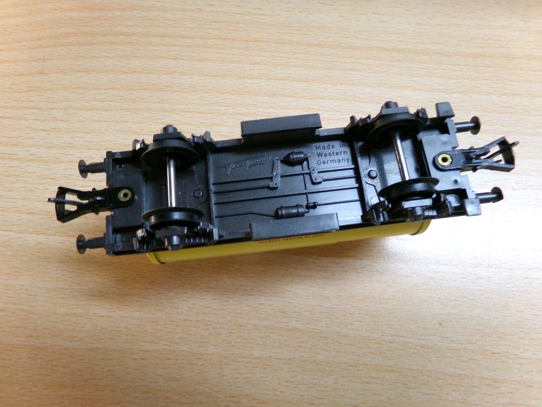 Fleischmann Modellini di ferrovie: Fleischmann 5031 Anhänger gelb Shell – Usato da Hombrechtikon venduto da Se9 5