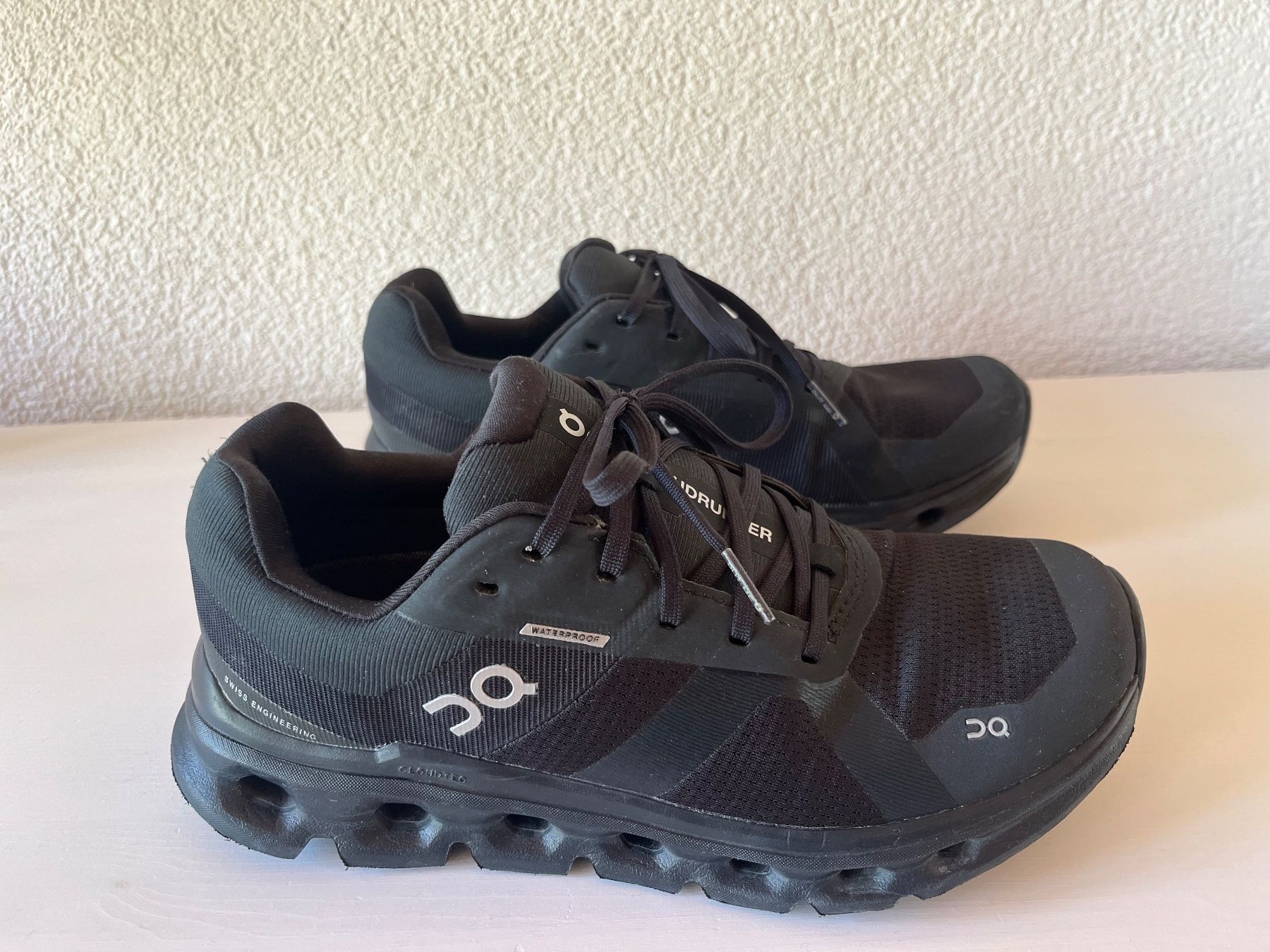 On Scarpe da donna: ON° Cloudrunner waterproof Schuhe Grösse 38,5 – Usato da Bonstetten venduto da Sinilu