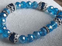 Neues, türkis ,blaue Armband mit Kristallen – Sommer-Look!