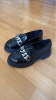 Schwarze Lackschuhe mit Kettendekor Grösse 39