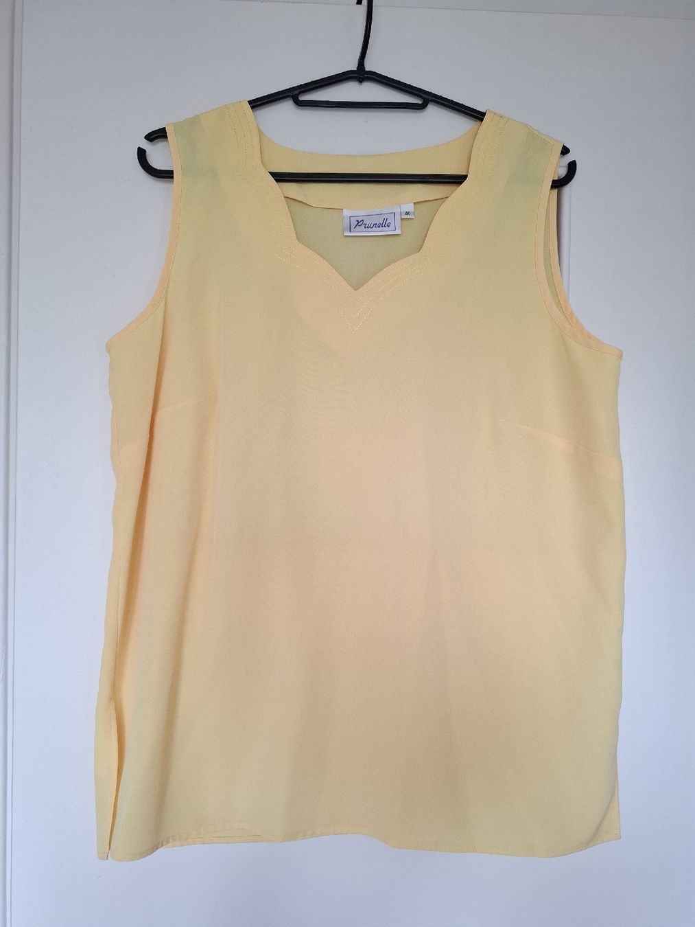 Top: Petit top jaune Vintage – Nuovo (secondo la descrizione) da La Tour-de-Peilz venduto da Marin_nette