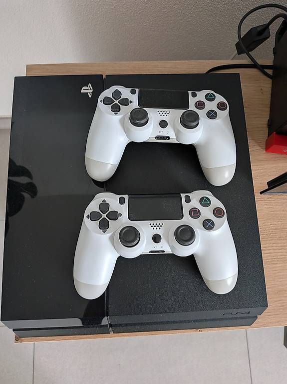 Console: PS 4 mit 2 Controller – Usato da Bauma venduto da vanessas98 2
