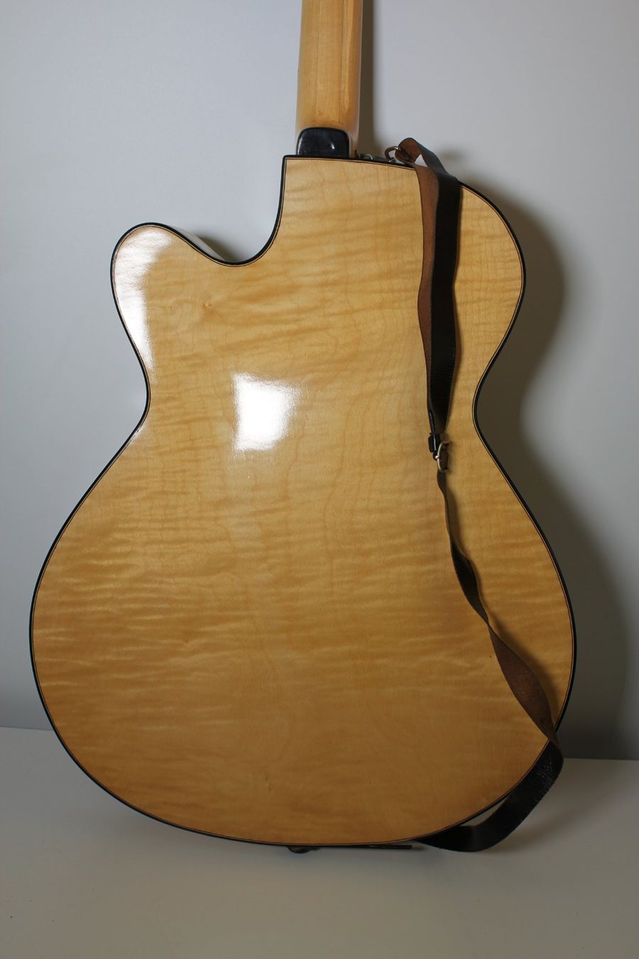 Vintage Strumenti musicali: Seltene Vintage Archtop E-Gitarre mit Koffer – Usato da Basel venduto da IRMAundFRED 6