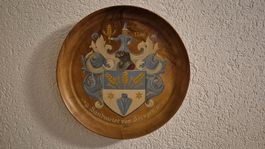 Holzteller mit Familienwappen 'Sandmeier von Seengen'