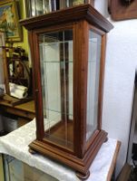 Elegante Glasvitrine Holz klassisch – Geätztes Glas