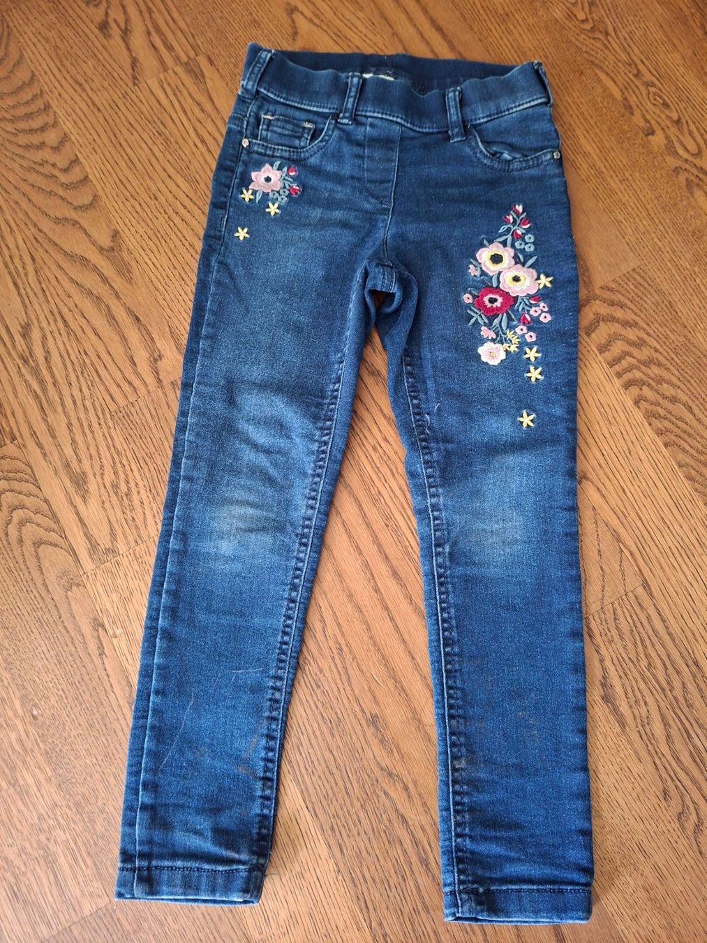 C&A Pantaloni: Jeans mit Blumenmuster Gr. 116 – Usato da Hirzel venduto da larissagschwend
