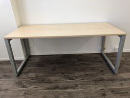 IKEA Schreibtisch 180 × 80 cm, Holzoptik, graues O-Gestell
