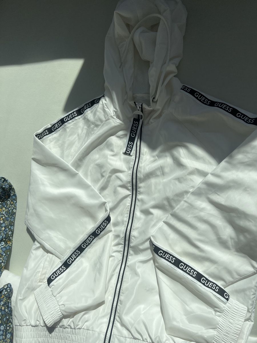 Guess Giacche: Weisse Windjacke von Guess Grösse M – Nuovo (secondo la descrizione) da Pfäffikon ZH venduto da rah_8twc 1