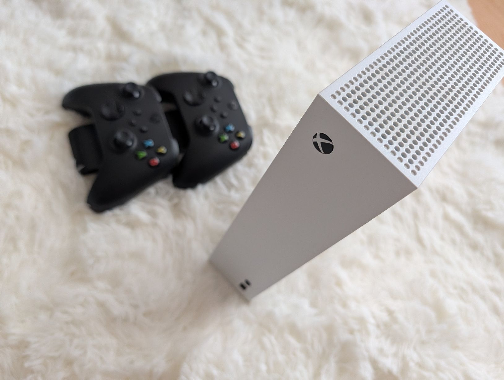 Microsoft Console: Xbox Series S / 2 Controllern mit Ladestation – Usato da Windisch venduto da dam_y2ln 7
