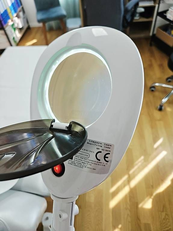 Lampade: Professionelle Lupenlampe mit Beleuchtung – Usato da Niederuzwil venduto da Liberatopixel 1