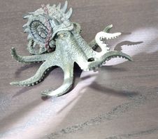 Figur Kraken mit Schnecke gebraucht