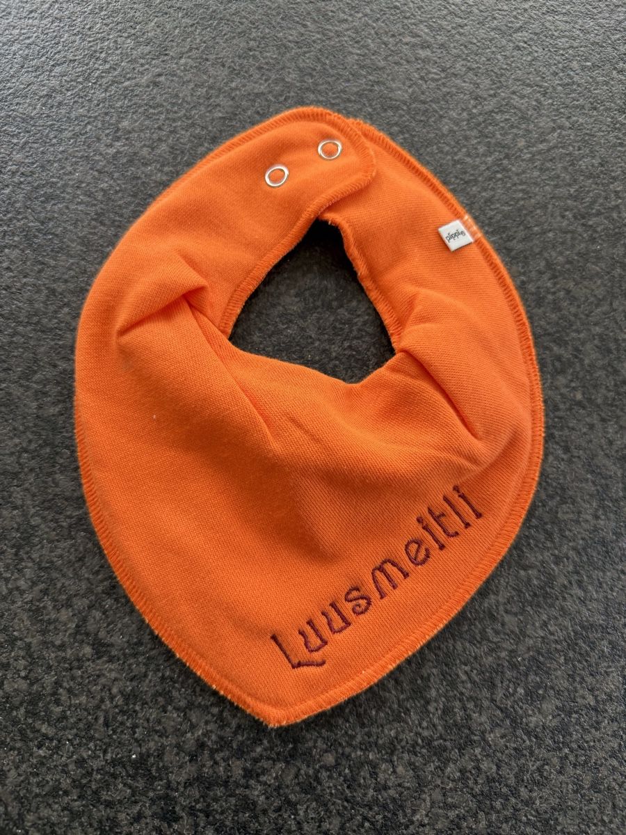 Pasti del neonato: Süsses oranges Sabberlatz/Lätzli mit Name "Luusmeitli" – Nuovo e nell'imballaggio originale da Henau venduto da Creative_regula