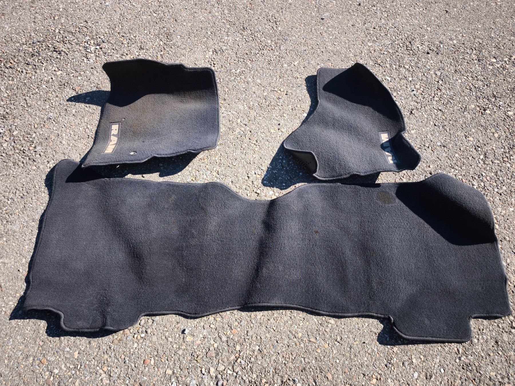 Dodge Tutti pezzi di ricambio auto: Dodge Ram Crew Cab 2009 Fussteppich – Usato da Kleinwangen venduto da hub_t2dn