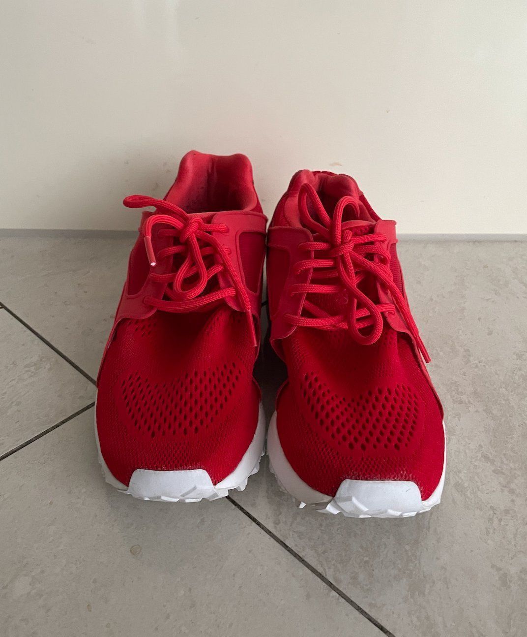 Adidas Chaussures femmes: Adidas Schuh rot Gr. 38 2/3 – D'occasion à Dagmersellen par Arcticsnow2017 1
