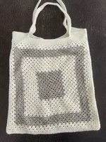 Sac crochet motif granny carré fait main écru/gris.