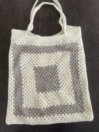 Sac crochet motif granny carré fait main écru/gris.   