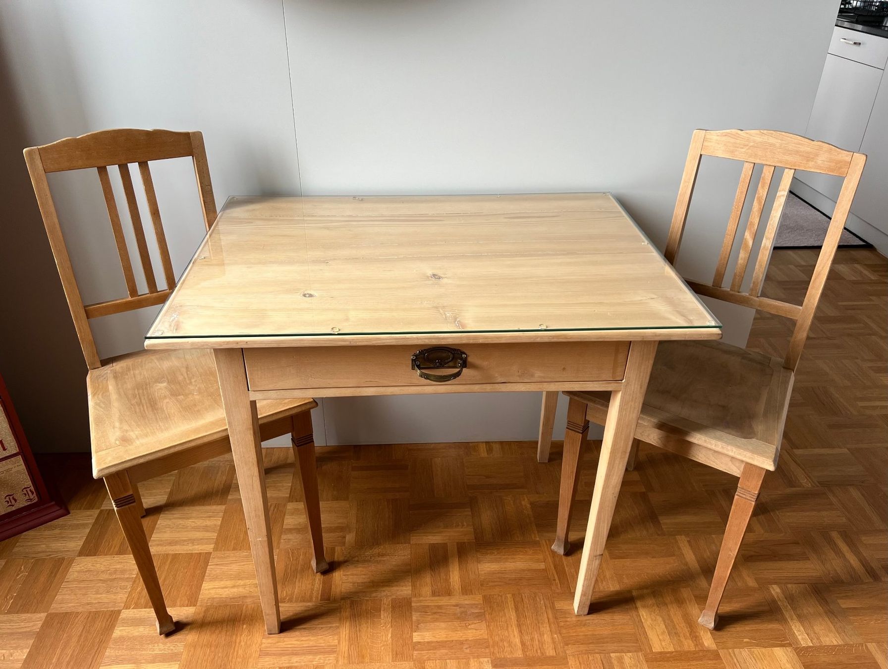 Set de table et chaises: Tisch mit Stühlen, helles Massivholz, ca. 1920er – D'occasion à Derendingen par emmenwasser