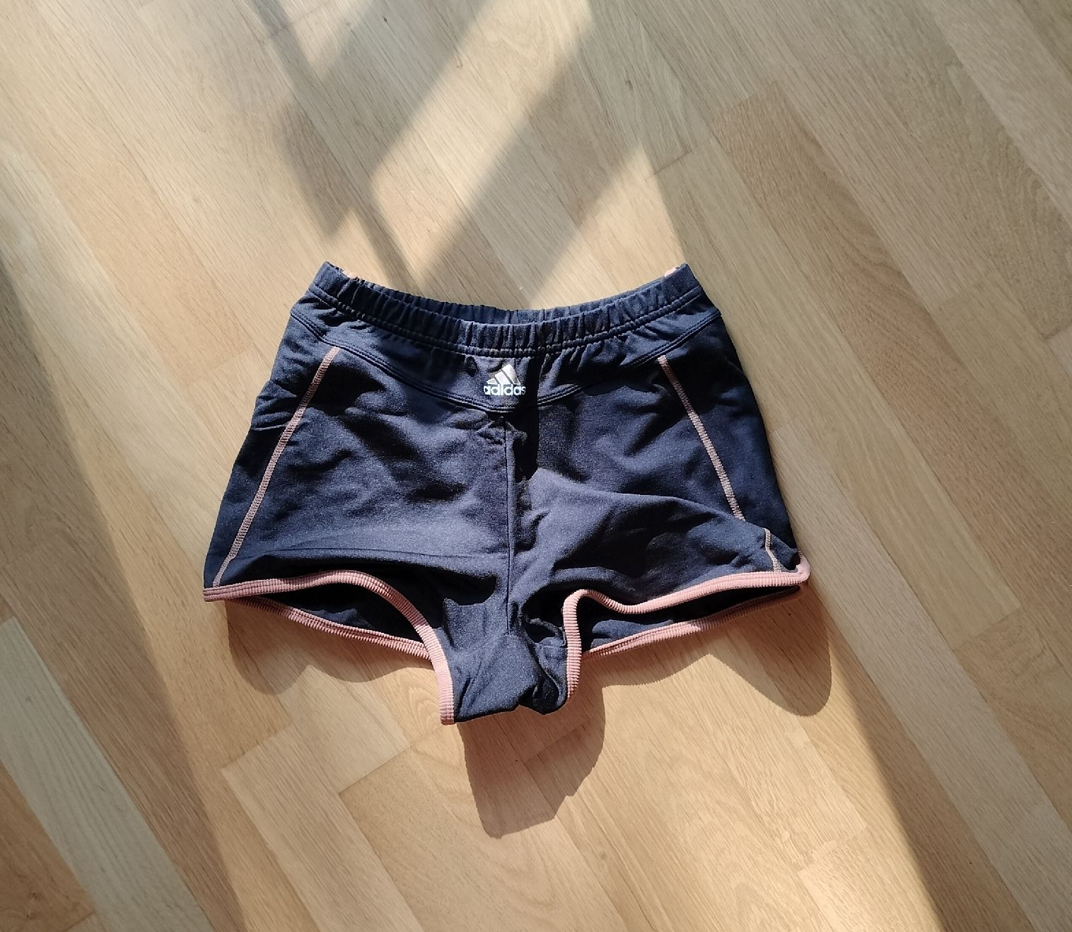 Adidas Pantaloni: Adidas Shorts 36 – Usato da Bern venduto da verateinilae
