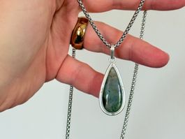 Collier avec pierre verte en forme de goutte