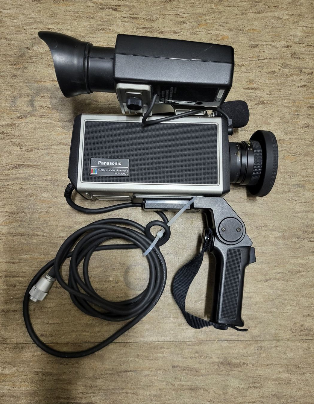 Panasonic Videocamere: Panasonic Color Video Camera WV-3200, VHS, ab 20.- – Usato da Sonceboz-Sombeval venduto da ant_cd5j 1