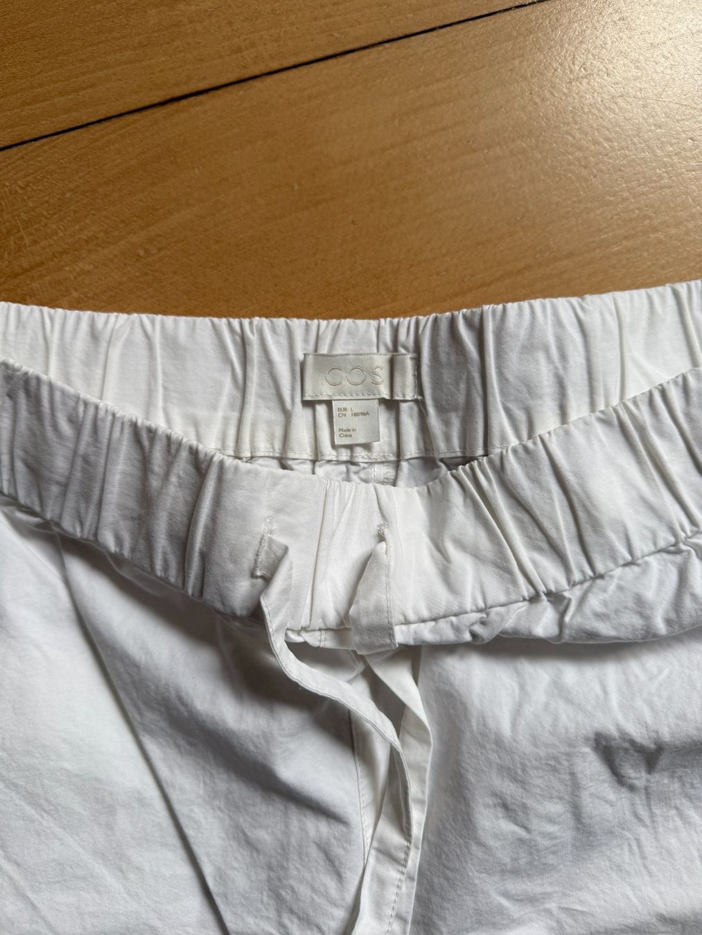 Cos Pantaloni: COS - Shorts weiss L – Usato da Zürich venduto da Diazaio 1