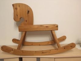 Schönes Schaukelpferd aus Holz