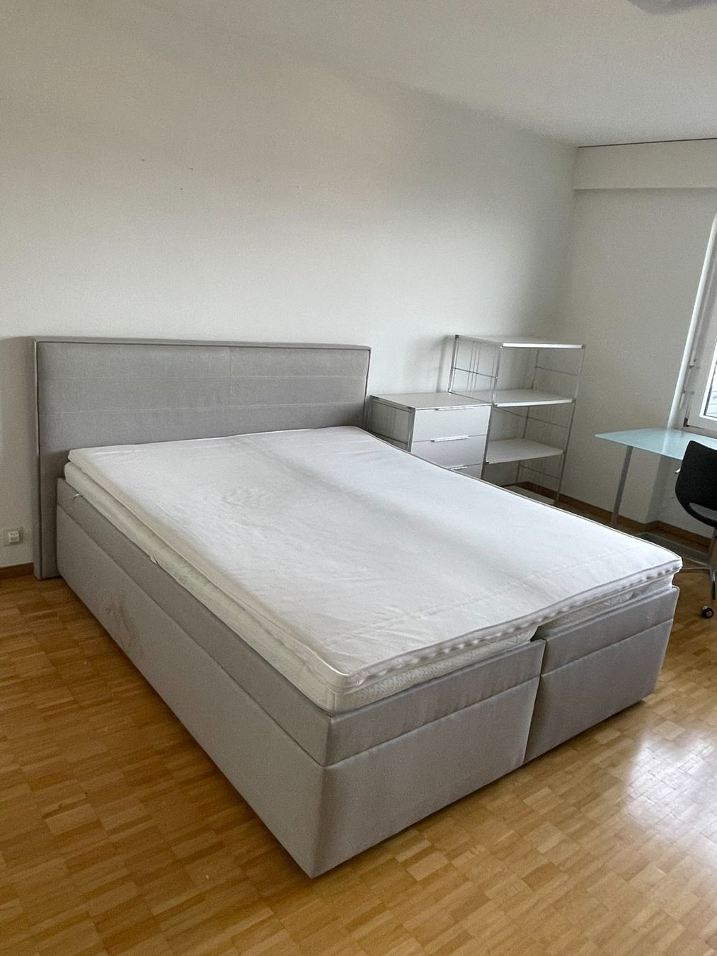 Betten: Hellgraues Doppelbett im Boxspring-Stil mit Kopfteil – Gebraucht aus Zürich von Vichr 2