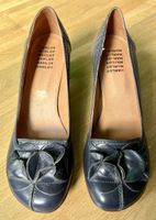 Harlot Pumps in schönem Blau mit Blüte