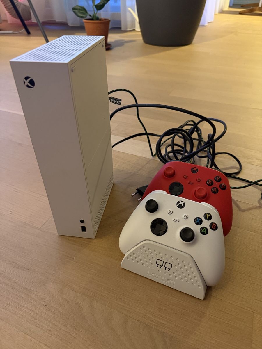Microsoft Console: Xbox Series S 512GB Weiss + 2 Controller + Venom Ladestation – Nuovo (secondo la descrizione) da Zürich venduto da rv2_w8ck 1