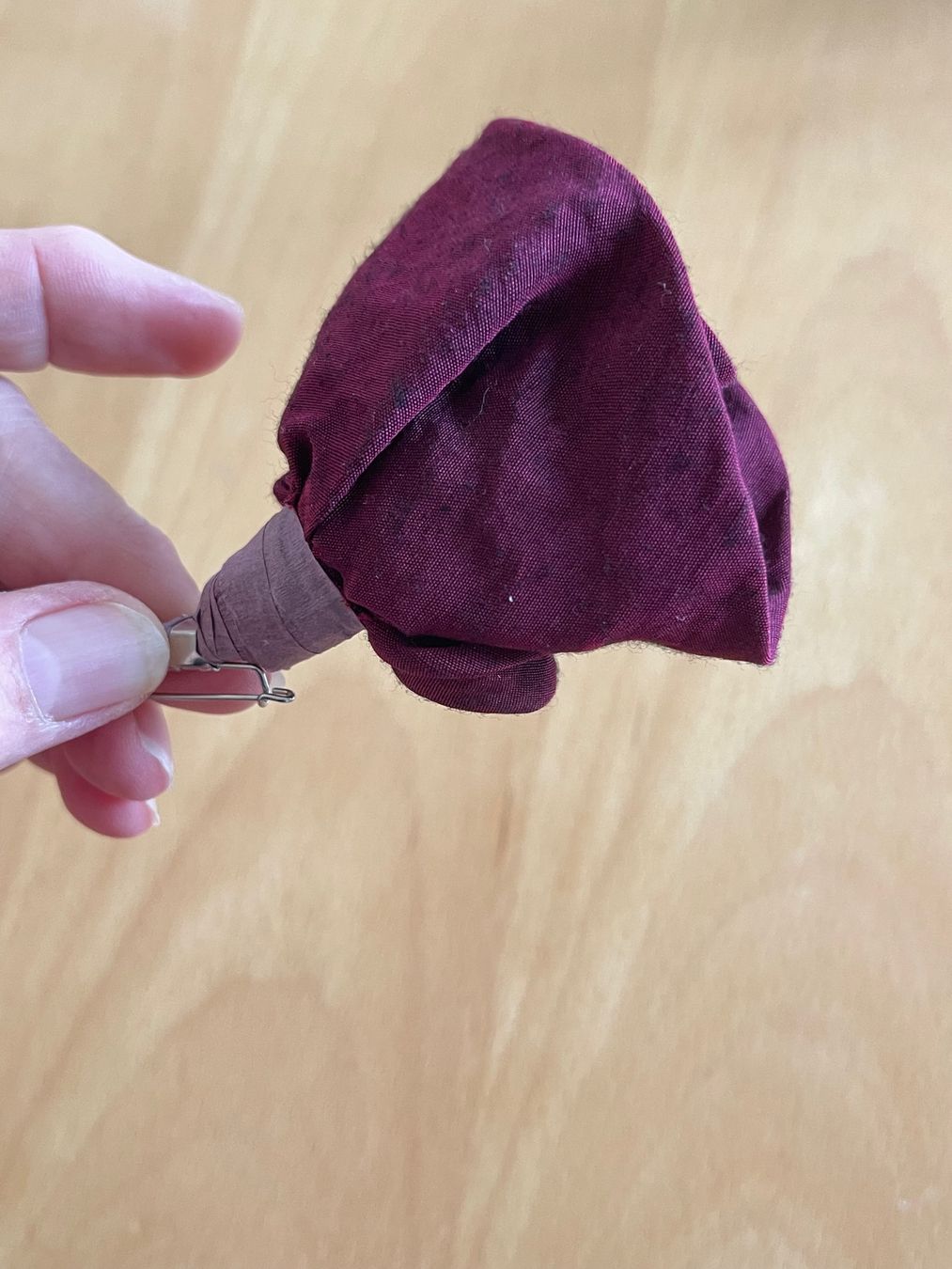 Spille & Fermagli: Stoffrose als Brosche oder Haarschmuck , dekorativ. – Usato da Winterthur venduto da 1956ingi 2